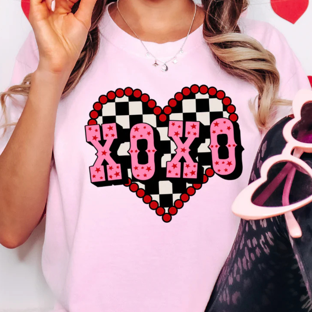 Online Exclusive | XOXO Heart on Checkered Background Graphic Tee in Pink