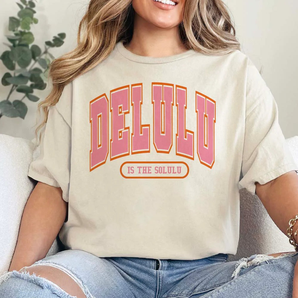 Online Exclusive | Delulu is the Solulu Short Sleeve Graphic Tee in Cream - Giddy Up Glamour Boutique