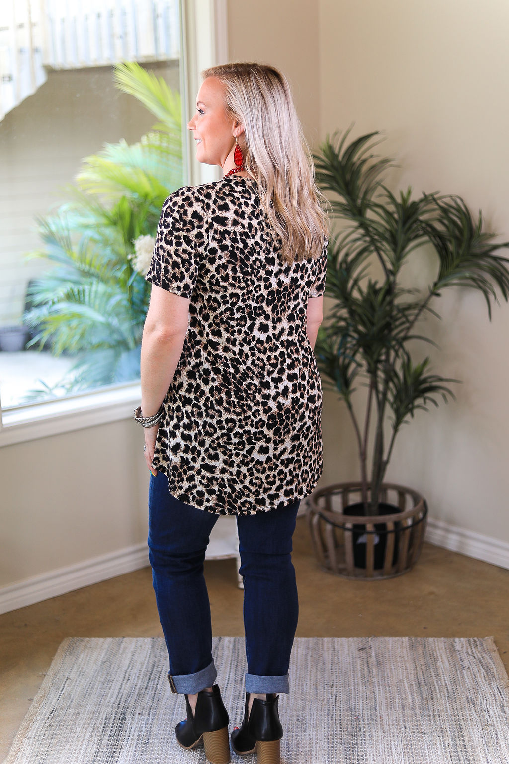Last Chance Size Small | Just Right Short Sleeve Leopard Print Pocket Tee in Black