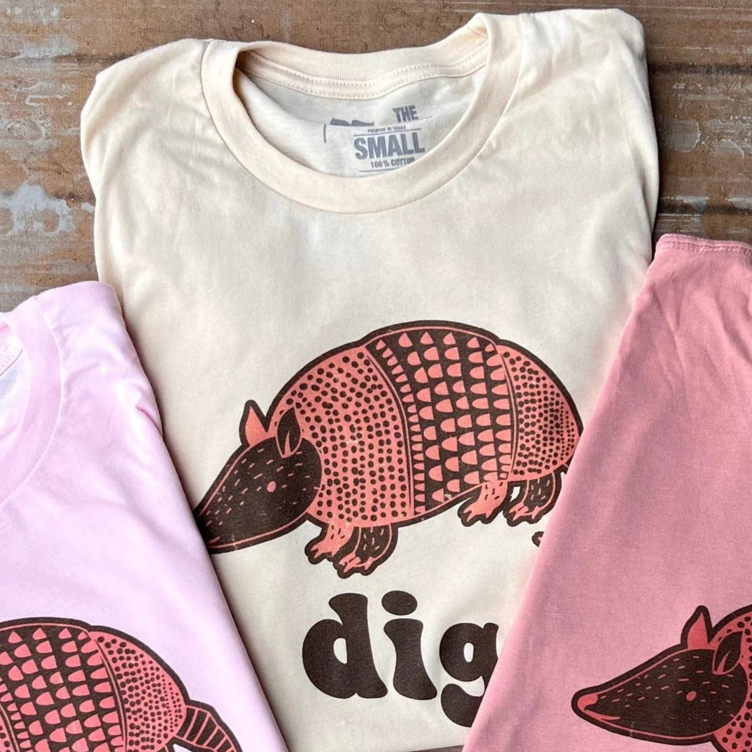 Online Exclusive | I Dig It Armadillo Graphic Tee in Cream - Giddy Up Glamour Boutique
