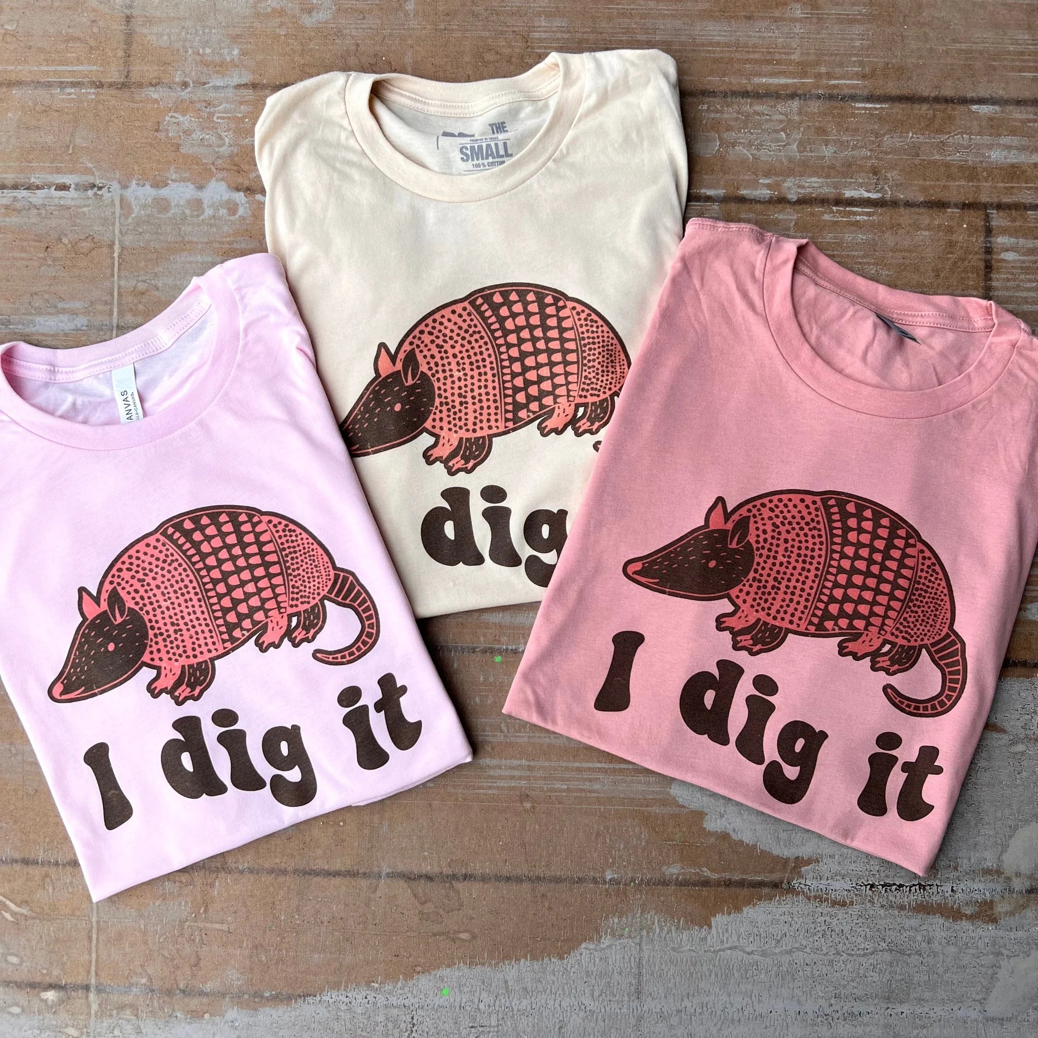 Online Exclusive | I Dig It Armadillo Graphic Tee in Cream - Giddy Up Glamour Boutique